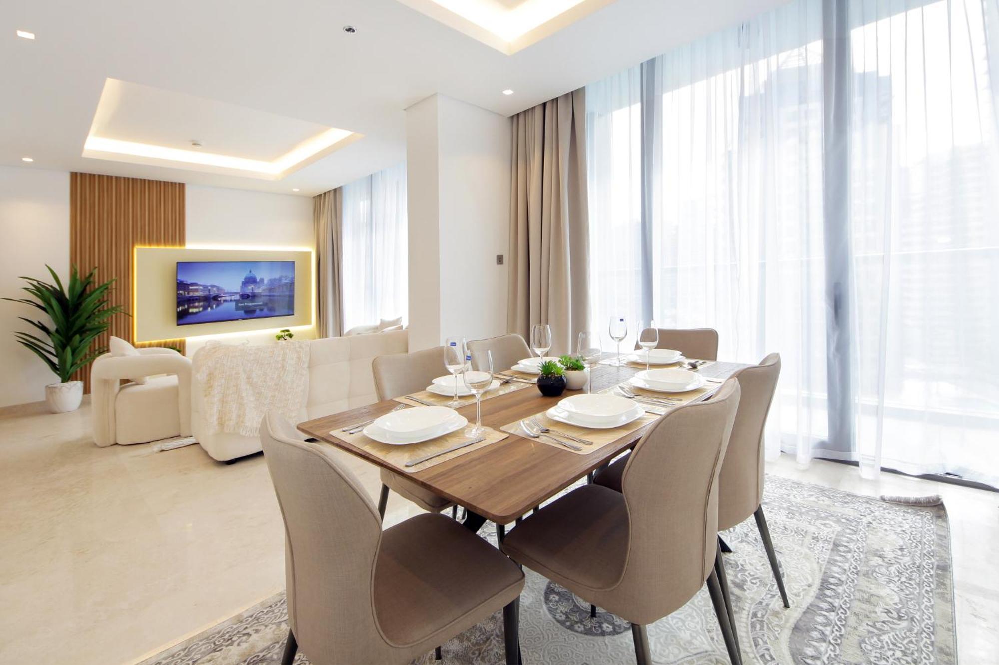 Luxury 2bhk Maid's The Sterling West Near Mall Apartment *