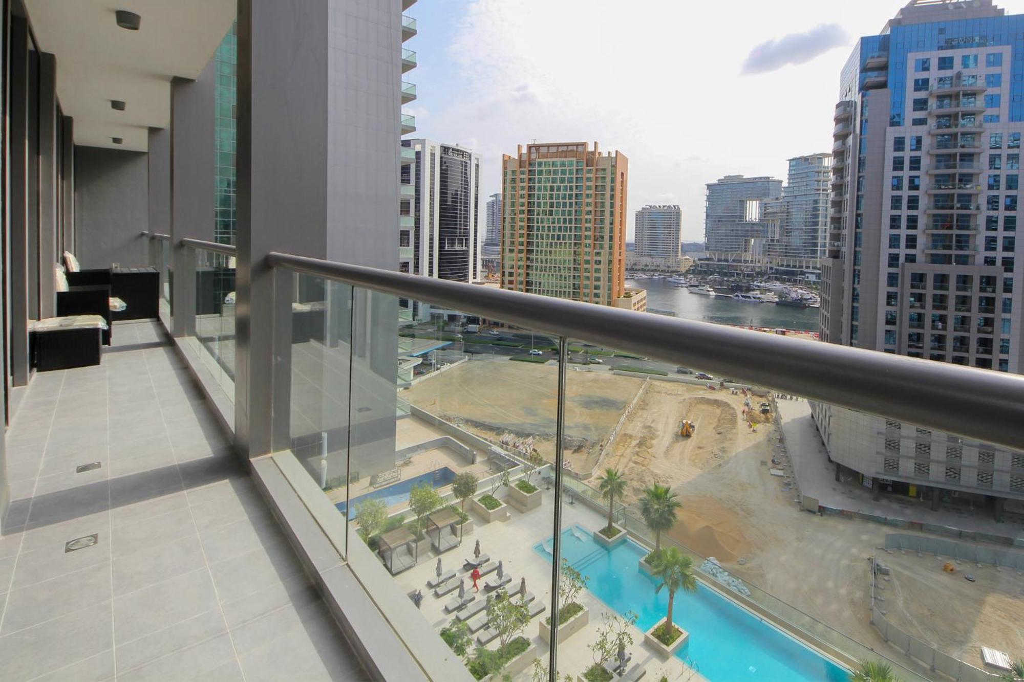 Luxury 2bhk Maid's The Sterling West Near Mall Apartment
