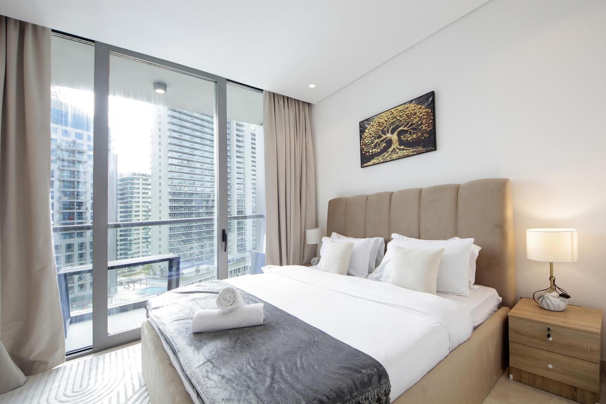 Luxury 2bhk Maid's The Sterling West Near Mall Apartment *
